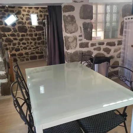 La Maison D'oree Апартаменты Polignac (Haute-Loire)